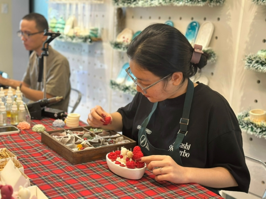 Young people come to experience handicraft workshops during the holiday